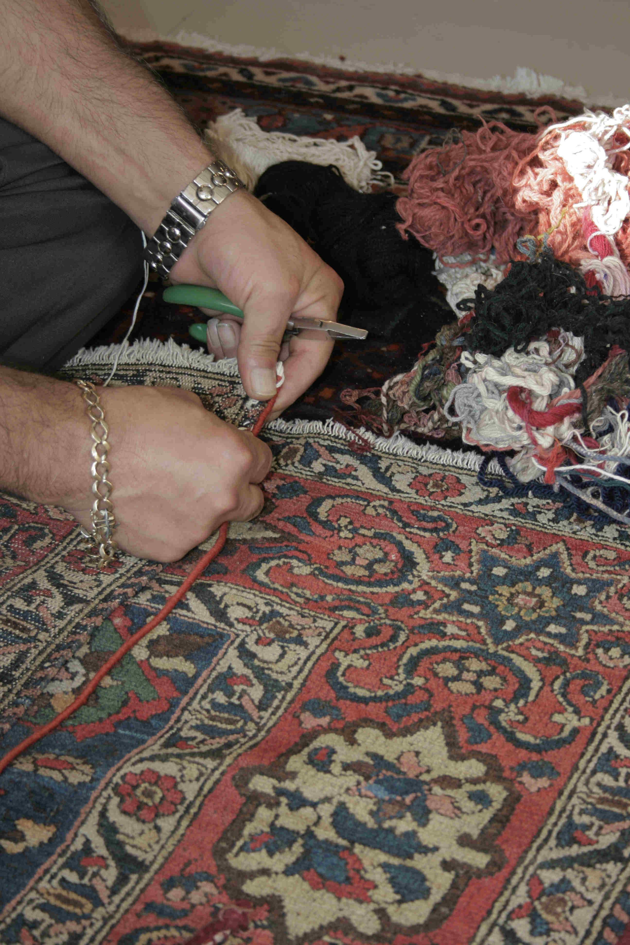 תיקון שטיחים על ידי האמן מפרס