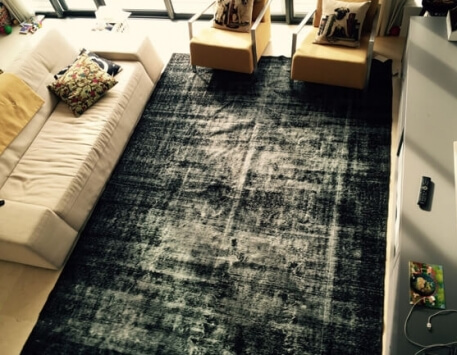 שטיח וינטג' בגווני אפור ושחור