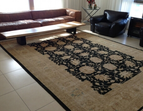 שטיח זיגלר על רקע שחור