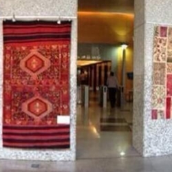 שטיחי דוד ששון מוצגים בלובי מגדל משה אביב